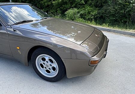 Porsche 944