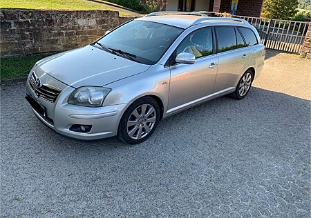 Toyota Avensis Combi 2,2-l-D-CAT - Tüv Neu