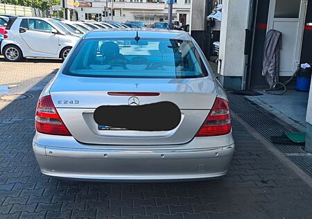 Mercedes-Benz E 240 AVANTGARDE