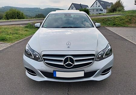 Mercedes-Benz E 200 Scheckheft-MB // 1a-Zustand