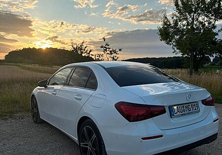 Mercedes-Benz A 220 4MATIC Limousine *22.000km* *Schiebedach*