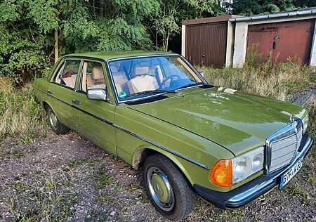 Mercedes-Benz 200 W123