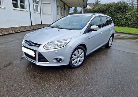 Ford Focus 1.6TDCI Xenon, PDC, Navi, SitzH