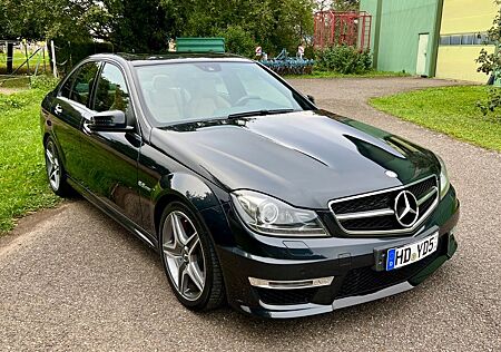 Mercedes-Benz C 63 AMG AMG Performance Package 1. Hand