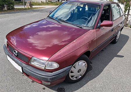 Opel Astra + F+Schiebedach+1. Hd.+wenig KM+TÜV neu!