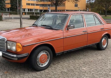 Mercedes-Benz 200 (W123) Limousine H-Kennzeichen