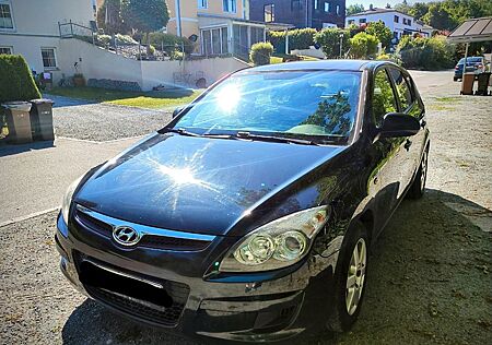 Hyundai i30 blue 1.4 TÜV bis 05/27, 8fach bereift