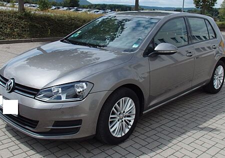 VW Golf Volkswagen VII Trendline. Unfallfrei. 8-fach bereift.