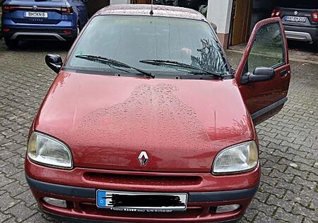 Renault Clio mit Sportfahrwerk, Alufelgen