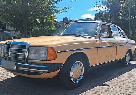 Mercedes-Benz 200 W123 200D Oldtimer Automatik Standheizung