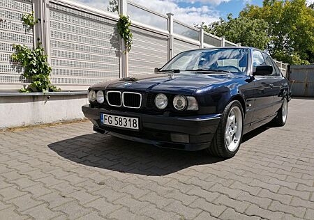 BMW 540i V8