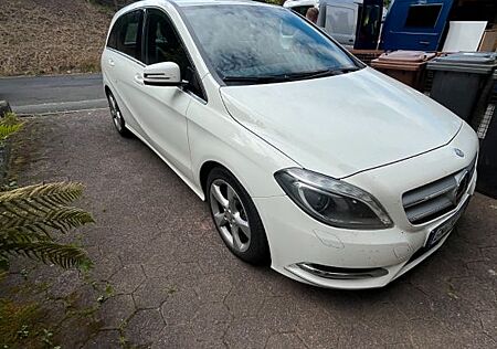 Mercedes-Benz B 180