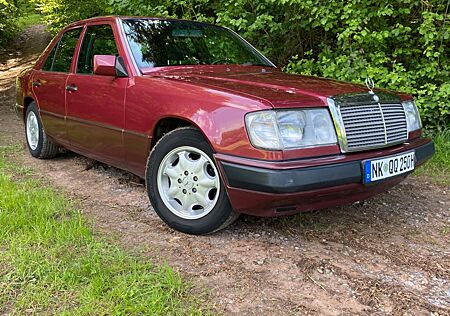 Mercedes-Benz 250 D W124 Oldtimer H-Zulassung E250D