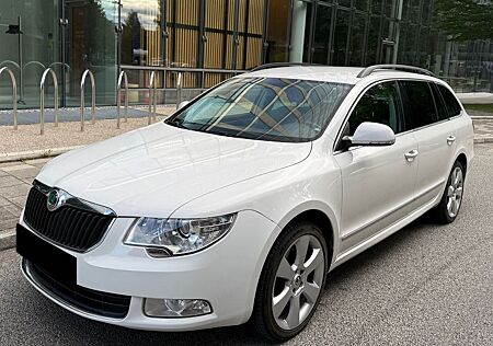 Skoda Superb Combi Elegance 4x4 2.0 TDI*Leder*Xenon*