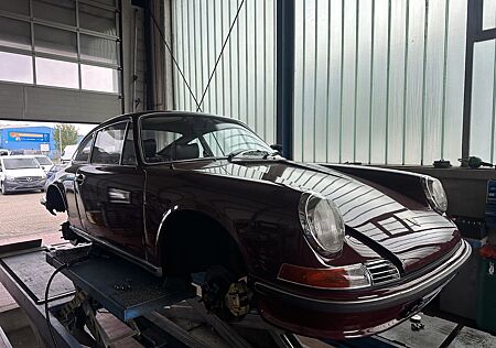 Porsche 911 Urmodell 911 T 2.4 Coupe deutsche Auslieferung burgundrot