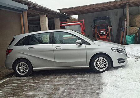 Mercedes-Benz B 180 DCT -