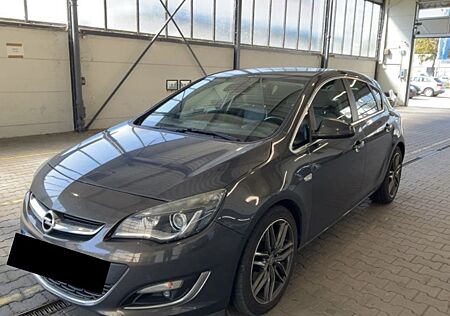 Opel Astra J AUTOMATIK Bi-XEN LED NAVI SZHG ALU BT