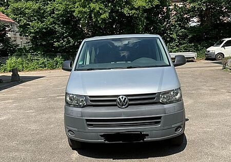 VW T5 Caravelle Volkswagen Camper Ausbau mit VanEssa Heck Küche und Bett