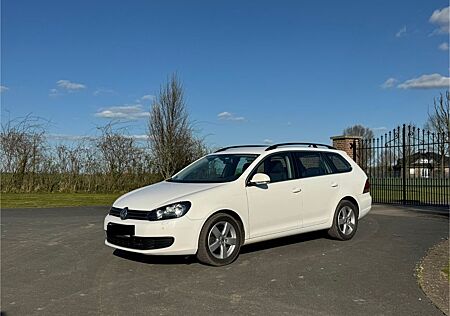 VW Golf Volkswagen 1.6 TDI *PDC,NAVI, AHK,SHZ*