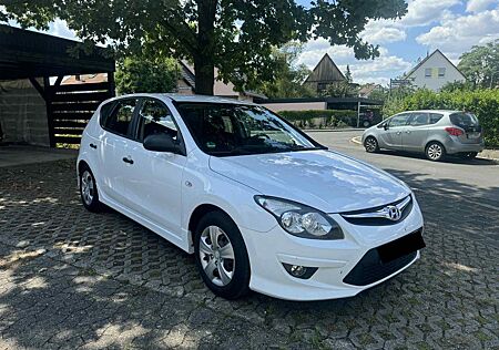 Hyundai i30 blue 1.6 CRDi 66 kW Classic Classic