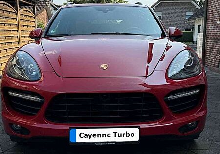 Porsche Cayenne Turbo (8-fach bereift) inkl. Approved