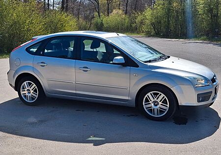 Ford Focus Lim. Ghia Klima Zahnriemen u. HU NEU!!!