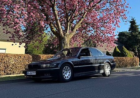 BMW 728i E38 | Cosmosschwarz | Gewindefahrwerk |