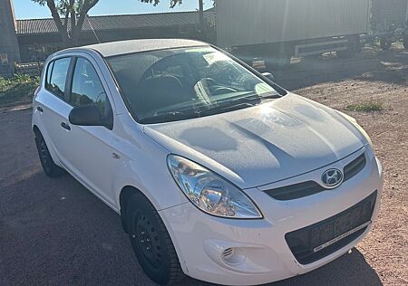 Hyundai i20 /EZ 2013/TÜV 09/26/ 1.Hand