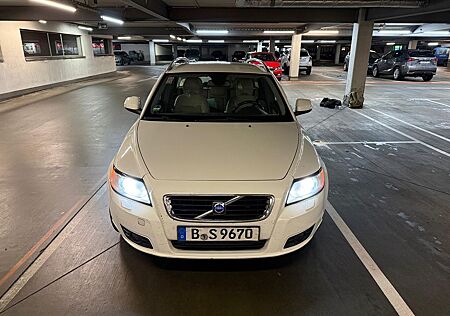 Volvo V50 D5 - erster Hand Service Heft tüv 2 Jahre