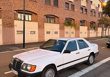 Mercedes-Benz E 230