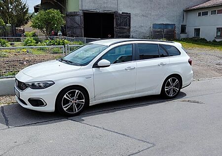 Fiat Tipo 1.6 MultiJet Lounge, Leder Automatik, AHK