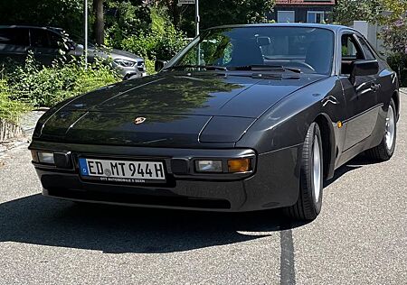 Porsche 944