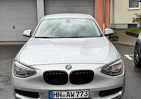 BMW 118i - scheckheftgepflegt- 2 Hand-wenig gefahren