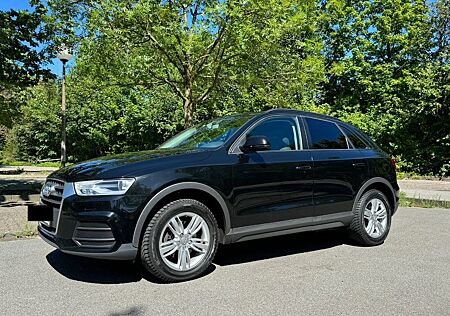 Audi Q3 2.0 TDI 88kW, schwarz