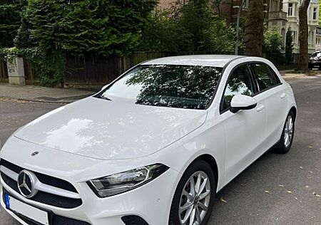 Mercedes-Benz A 200 - Scheckheft / Navi / Apple CarPlay / TÜV