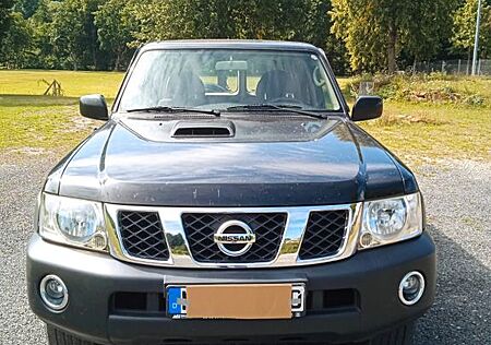 Nissan Patrol 3.0 dCi XE+ guter Zustand TÜV 8/2026