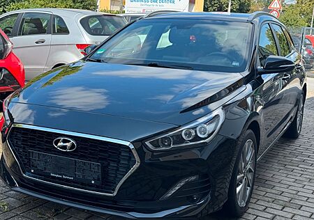 Hyundai i30 cw Passion + . Automatik.Navi.Kamera. 1.Hand