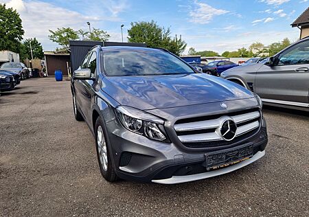 Mercedes-Benz GLA 200 Style Leder Navi Distronic PDC Euro6