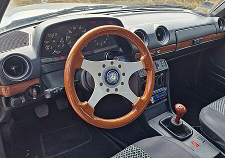 Mercedes-Benz 200 W 123 Benziner