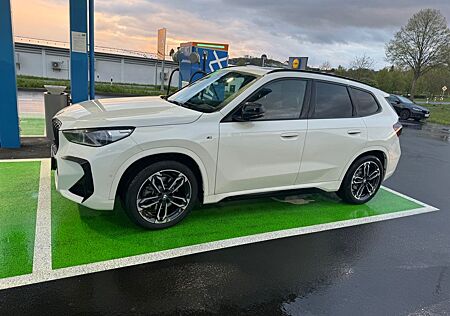 BMW iX1 xDrive30 - M-Sport Paket, Panorama, 360Grad