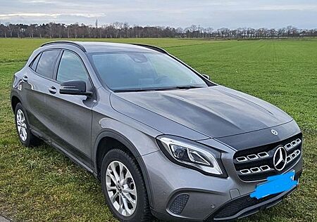 Mercedes-Benz GLA 180 DCT