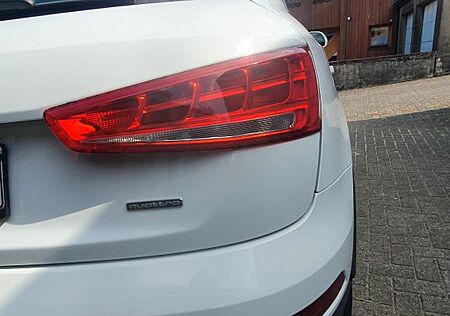Audi Q3 2.0 TDI S tronic quattro -