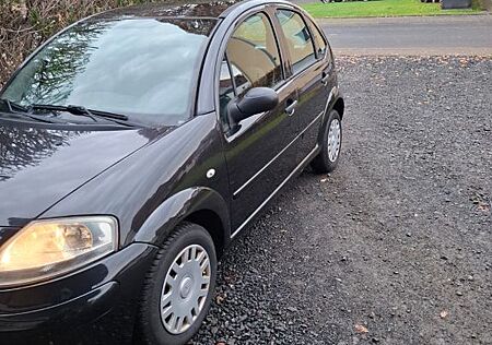 Citroën C3 solider Benziner auf Winterrädern