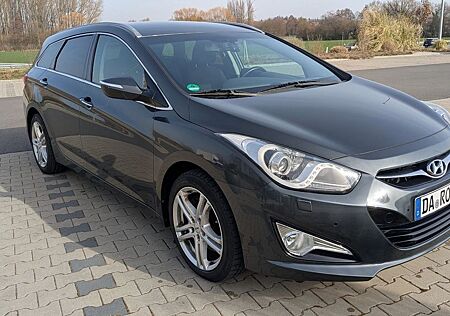 Hyundai i40 cw 1.7 CRDi 8 fach Bereift + Dachträger