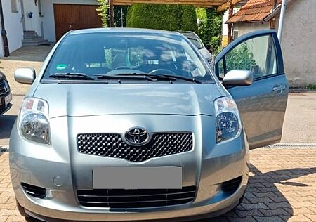 Toyota Yaris 1,3-l-VVT-i Sol Rentnerfahrzeug