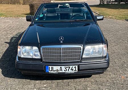 Mercedes-Benz E 220 Cabriolet Oldtimer TÜV Neu