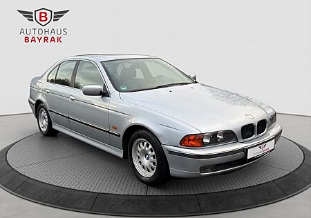 BMW 523 i 1-HAND/LEDER/AUTOMATIK/AWR/AHK/PDC/TÜV/SHZ