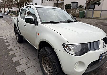 Mitsubishi L200 Doppelkabine 4WD LKW Zulassung