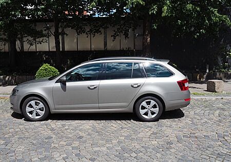 Skoda Octavia TSI Automatik, Scheckheft, Garagenwagen