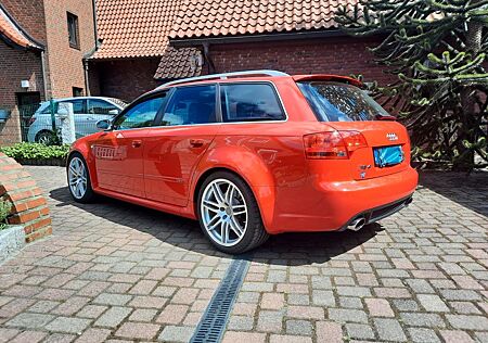 Audi RS4 4.2 quattro Avant -